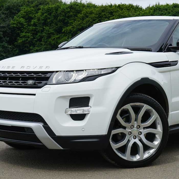 Samochód osobowy z uniesioną maską z powodu awarii na drodze