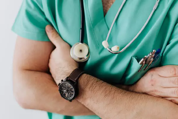 Lekarz w Tuchowie oczekujący na pacjenta.