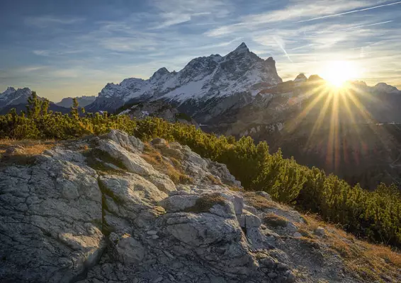 Szczyty górskie o wschodzie słońca. 
